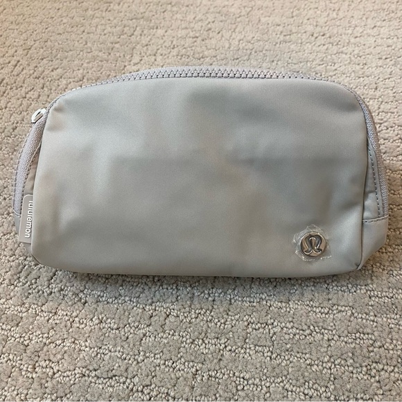 NEW Lululemon Everywhere Belt Bag 1L Color Silver Drop/White - Picture 7 of 10
